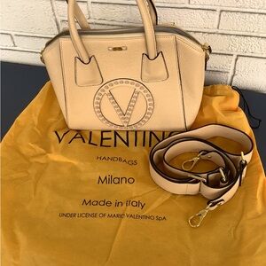 Beautifull cross body bag I’m selling it because , I don’t need it ,cream color